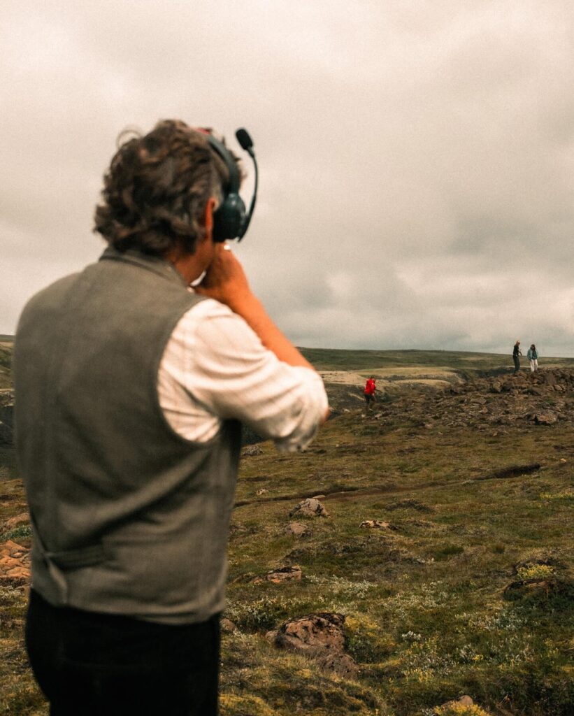 网上出现了《怪奇物语》第5季片场的幕后照片(由 OZZO Photography 拍摄),拍摄于冰岛的 Háifoss 瀑布。照片展示了 Netflix 的拍摄团队、用于拍摄场景的专业无人机,以及由米莉·波比·布朗饰演的角色 Eleven。