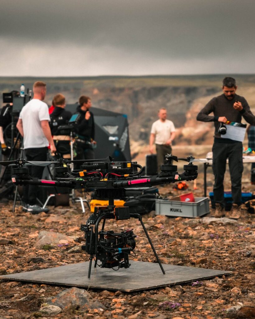 网上出现了《怪奇物语》第5季片场的幕后照片(由 OZZO Photography 拍摄),拍摄于冰岛的 Háifoss 瀑布。照片展示了 Netflix 的拍摄团队、用于拍摄场景的专业无人机,以及由米莉·波比·布朗饰演的角色 Eleven。