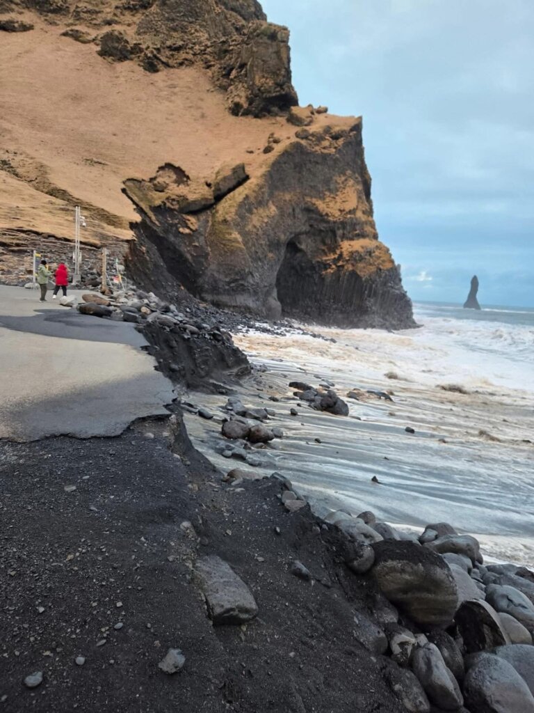  Po silnym sztormie linia brzegu i dojścia w okolicy Reynisfjary mogą wyglądać inaczej niż „na zdjęciach”. Trzymaj się oznakowania i bieżących komunikatów 