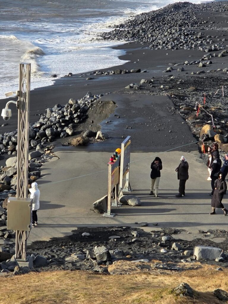  Po silnym sztormie linia brzegu i dojścia w okolicy Reynisfjary mogą wyglądać inaczej niż „na zdjęciach”. Trzymaj się oznakowania i bieżących komunikatów 