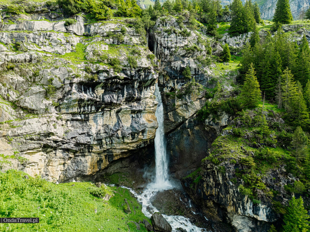 瑞士厄希嫩湖附近的 Bärgfall 瀑布——OndaTravel 私人拍摄