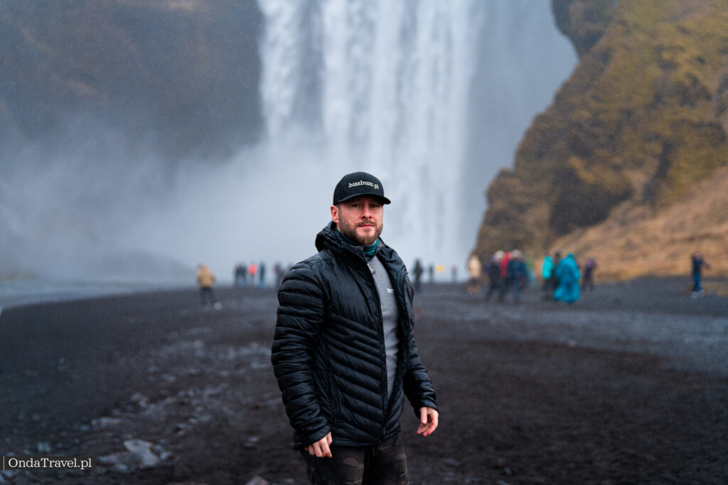 Wodospad Skógafoss na Islandii – widok na kaskadę i klif