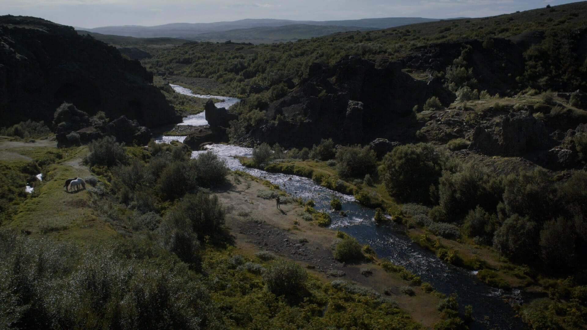 Arya Stark y el Perro en el valle de Gjáin, Stangarvegur, Islandia — Juego de Tronos - Copyrights HBO