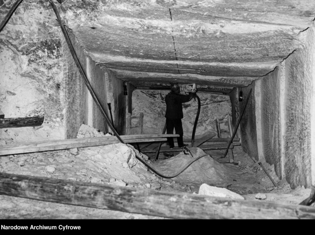Archival photograph of a historic chamber and early tourism in the Wieliczka Salt Mine
