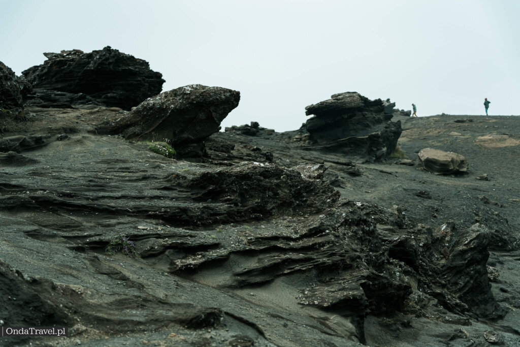 Formacje skalne Indjánahöfði nad jeziorem Kleifarvatn w regionie Reykjanes na Islandii