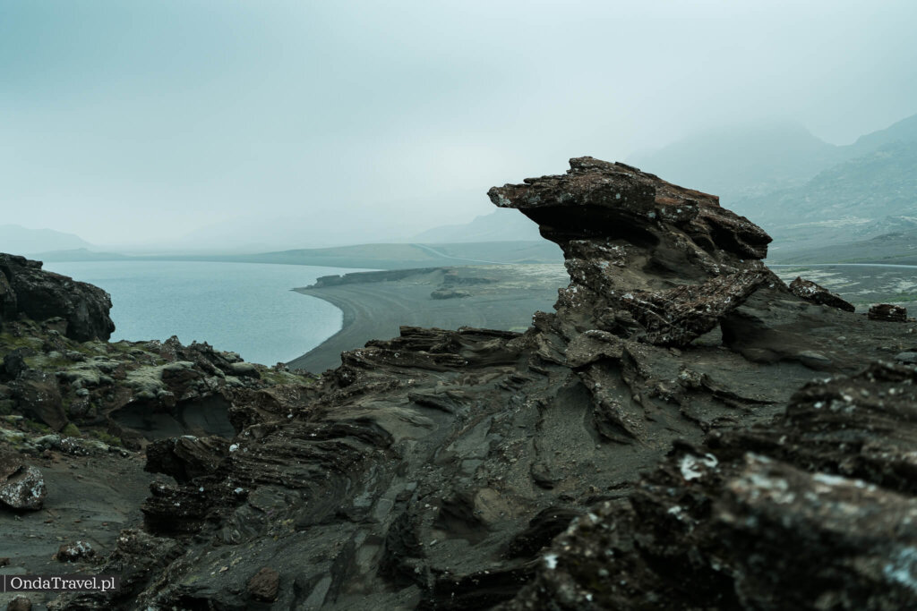 Formacje skalne Indjánahöfði nad jeziorem Kleifarvatn w regionie Reykjanes na Islandii