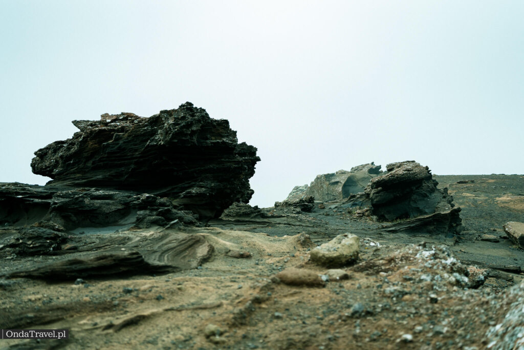 Formacje skalne Indjánahöfði nad jeziorem Kleifarvatn w regionie Reykjanes na Islandii