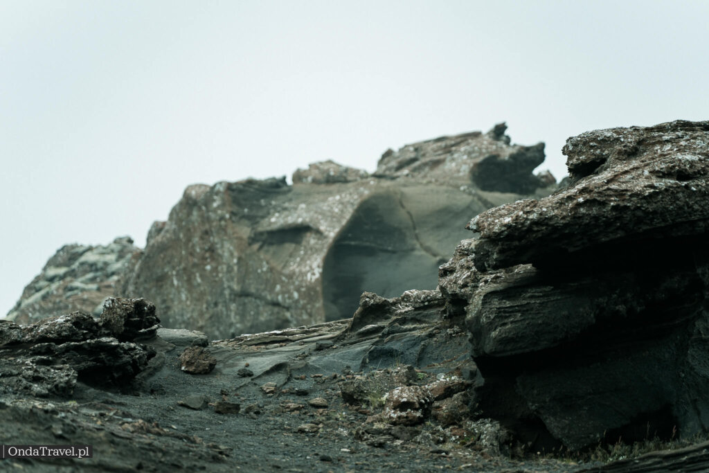 Formacje skalne Indjánahöfði nad jeziorem Kleifarvatn w regionie Reykjanes na Islandii