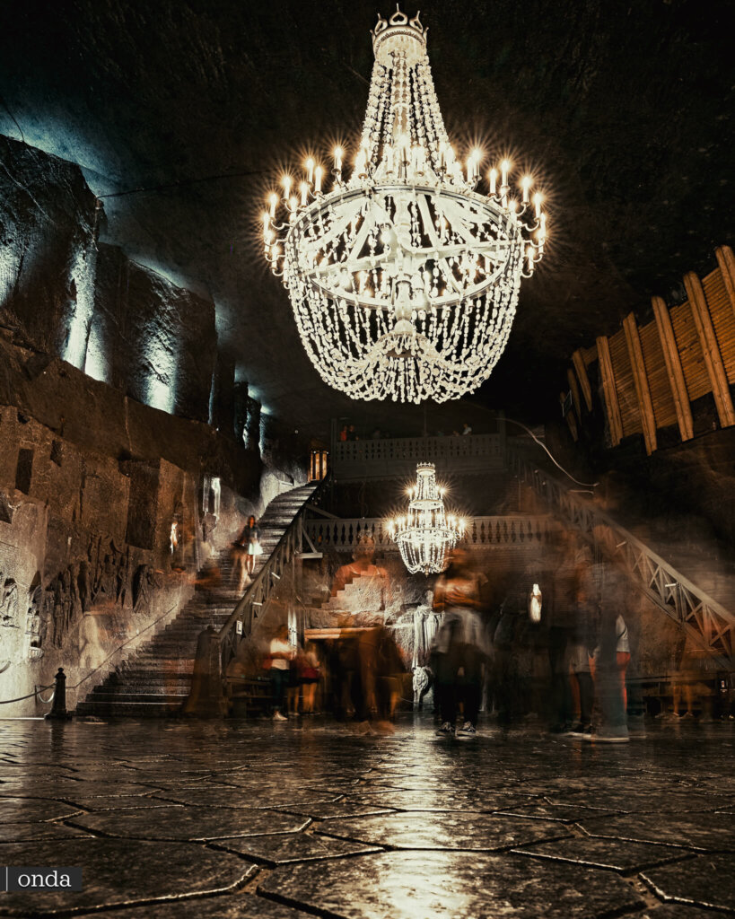 Capilla de Santa Kinga en la Mina de Sal de Wieliczka y lámparas de sal