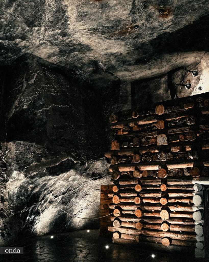 Pared de sal y entibado minero de madera en una de las cámaras de Wieliczka