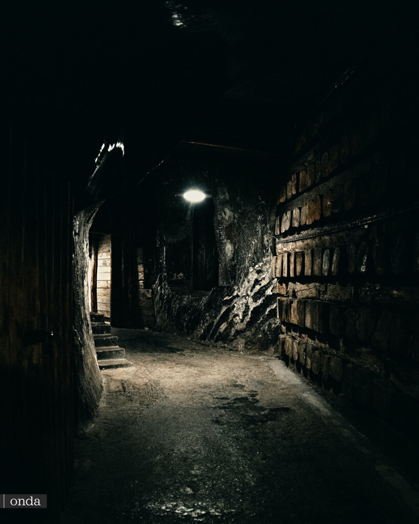 Austero corredor subterráneo con entibado en la Mina de Sal de Wieliczka
