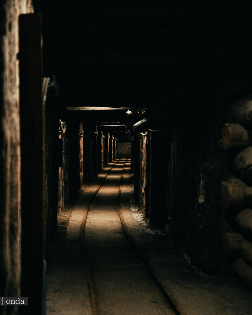 Estrecha galería con raíles mineros en la Mina de Sal de Wieliczka