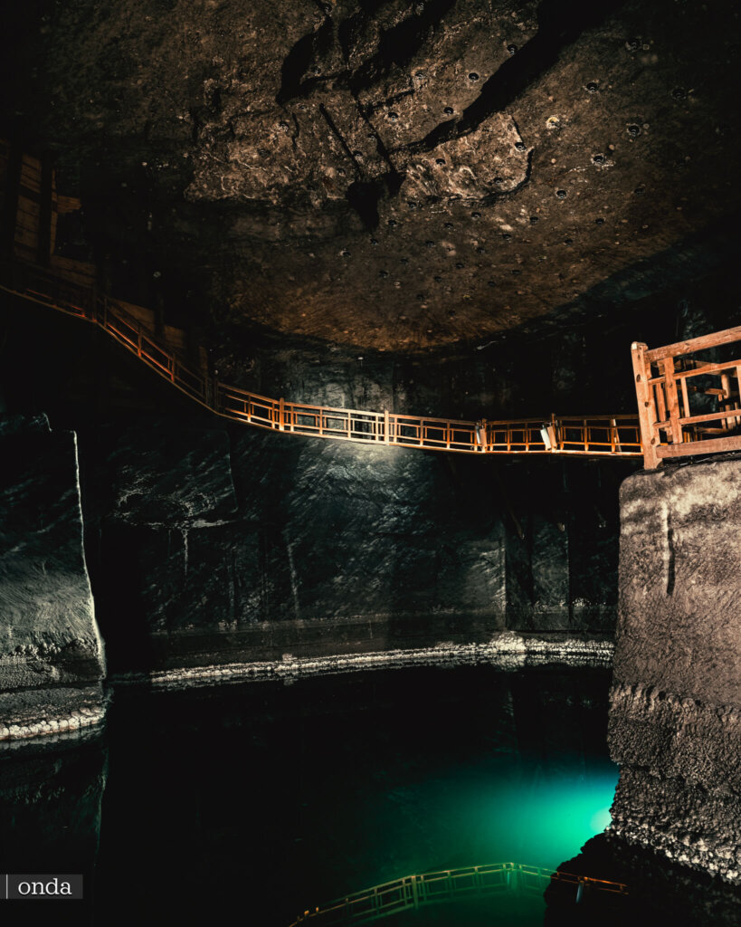Lago subterráneo de salmuera y pasarela de madera en la Mina de Sal de Wieliczka