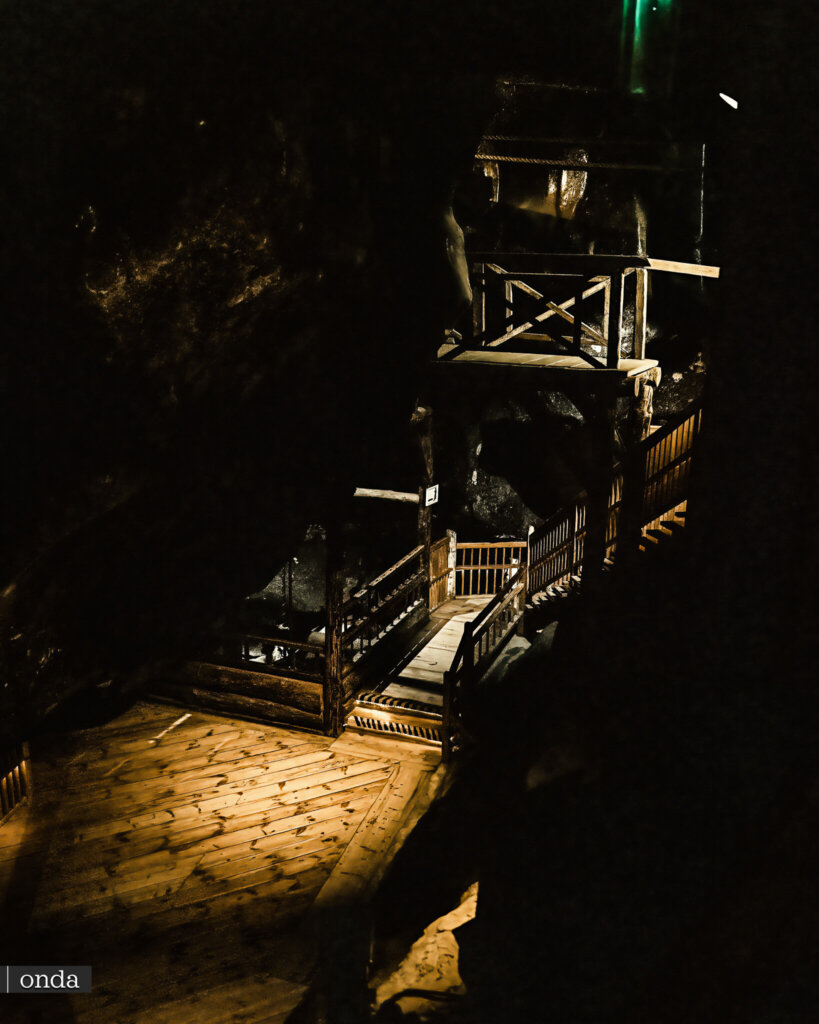 Escaleras y pasarelas de madera en una cámara subterránea de Wieliczka