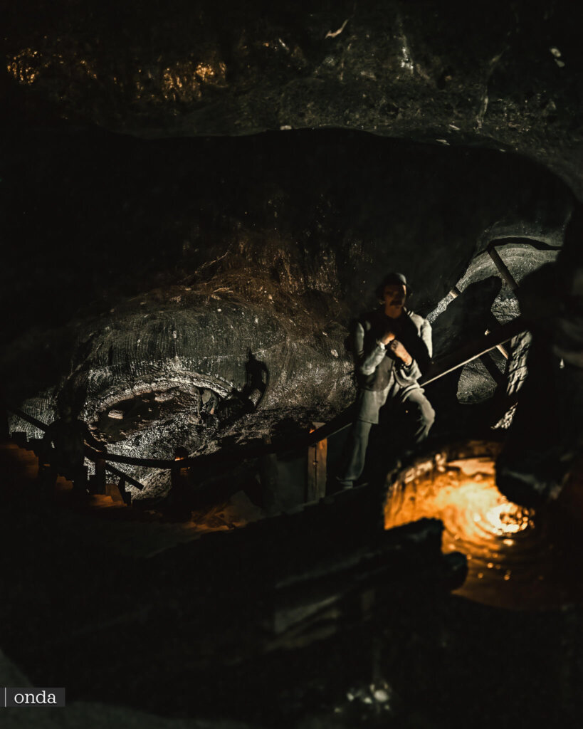 Visitantes bajando por las escaleras en una cámara de la Mina de Sal de Wieliczka