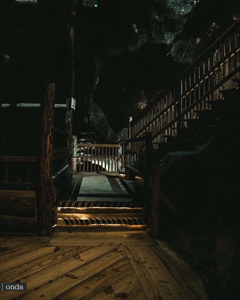 Pasarela y escaleras de madera en la ruta de visita de la Mina de Sal de Wieliczka