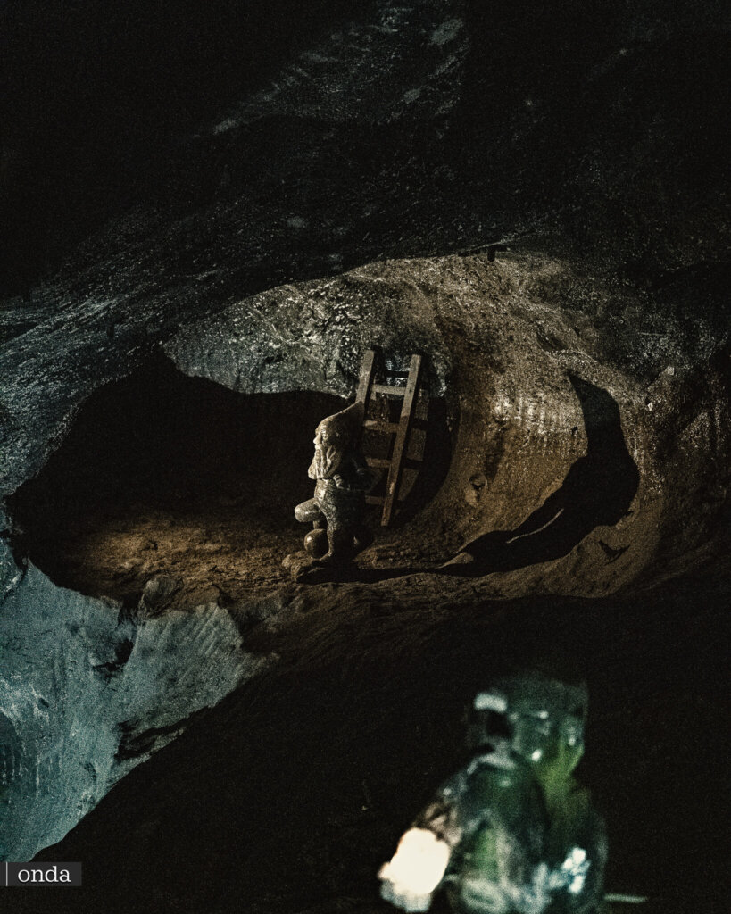 Pequeña escultura de sal junto a un nicho en la Mina de Sal de Wieliczka