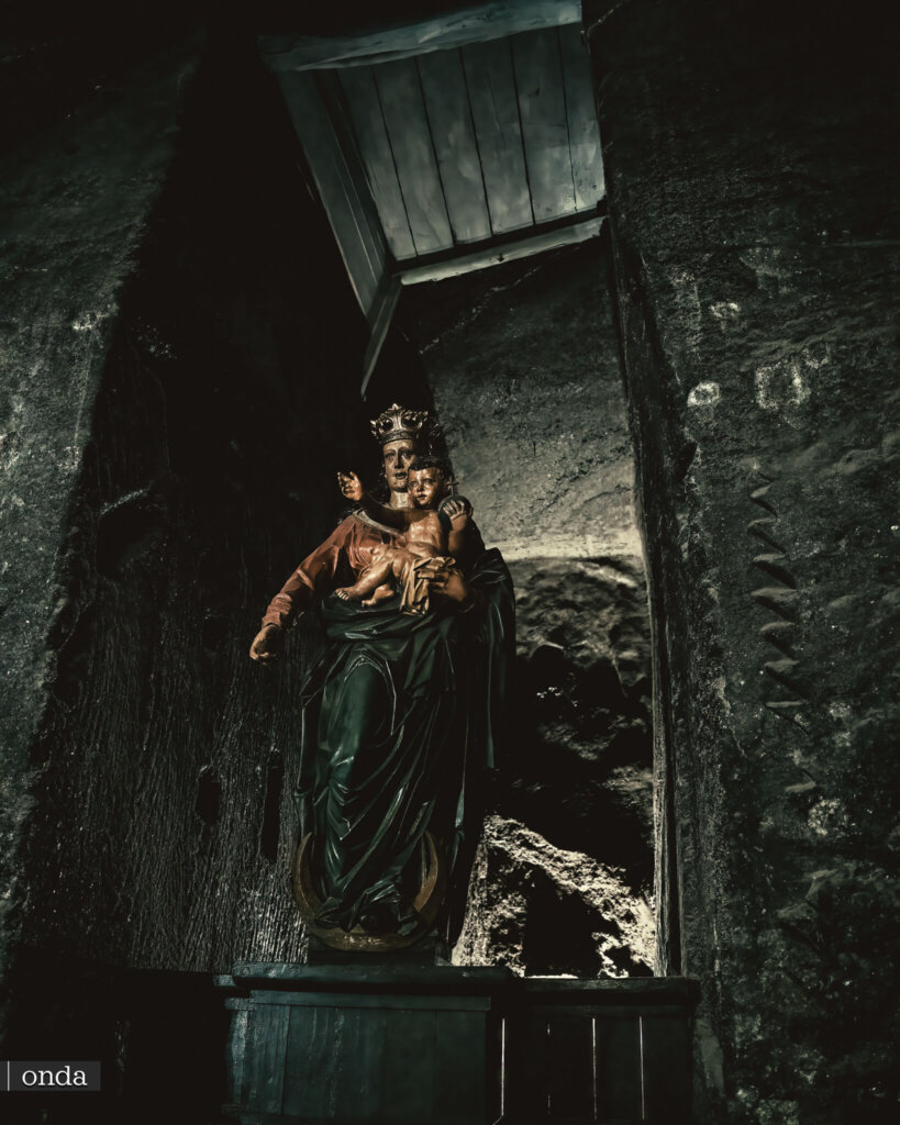 Figura de la Virgen María en las galerías subterráneas de la Mina de Sal de Wieliczka