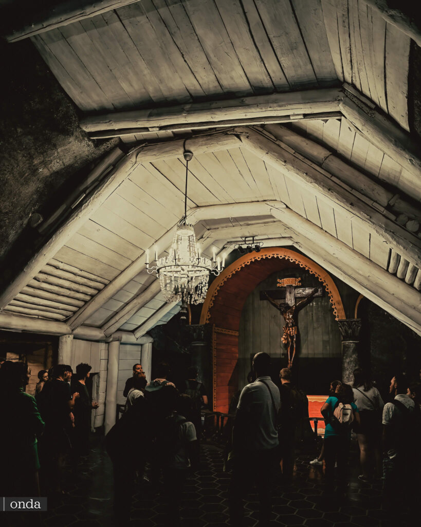 Galería subterránea y entibado de madera en la ruta de la Mina de Sal de Wieliczka