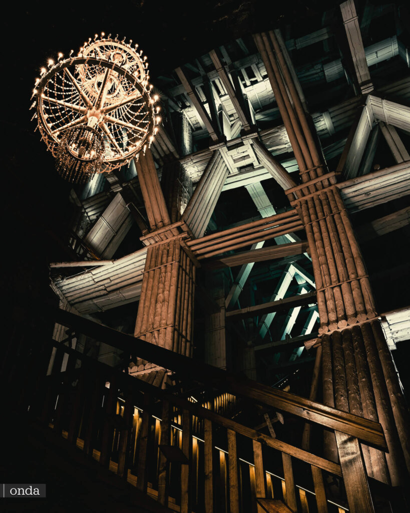 Revestimiento de madera de una cámara y lámpara de sal en la Mina de Sal de Wieliczka