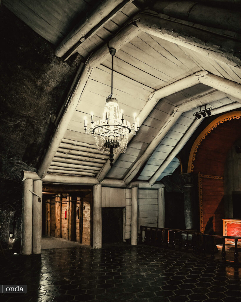Techo de madera y lámpara junto al paso hacia una cámara en la Mina de Sal de Wieliczka