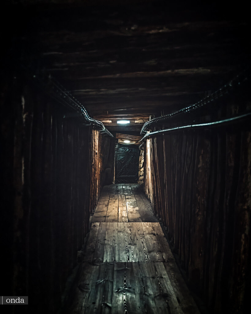 Estrecho corredor minero de madera en la ruta de la Mina de Sal de Wieliczka