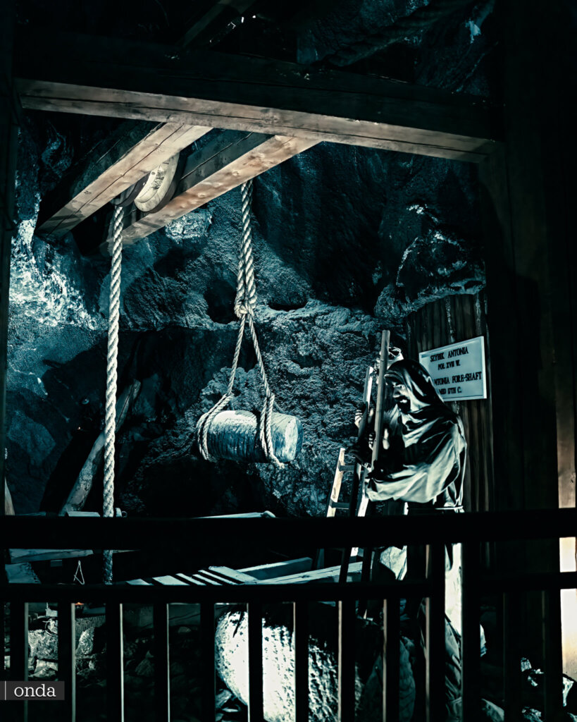 Paredes de sal esculpidas de una cámara en la Ruta Turística de Wieliczka