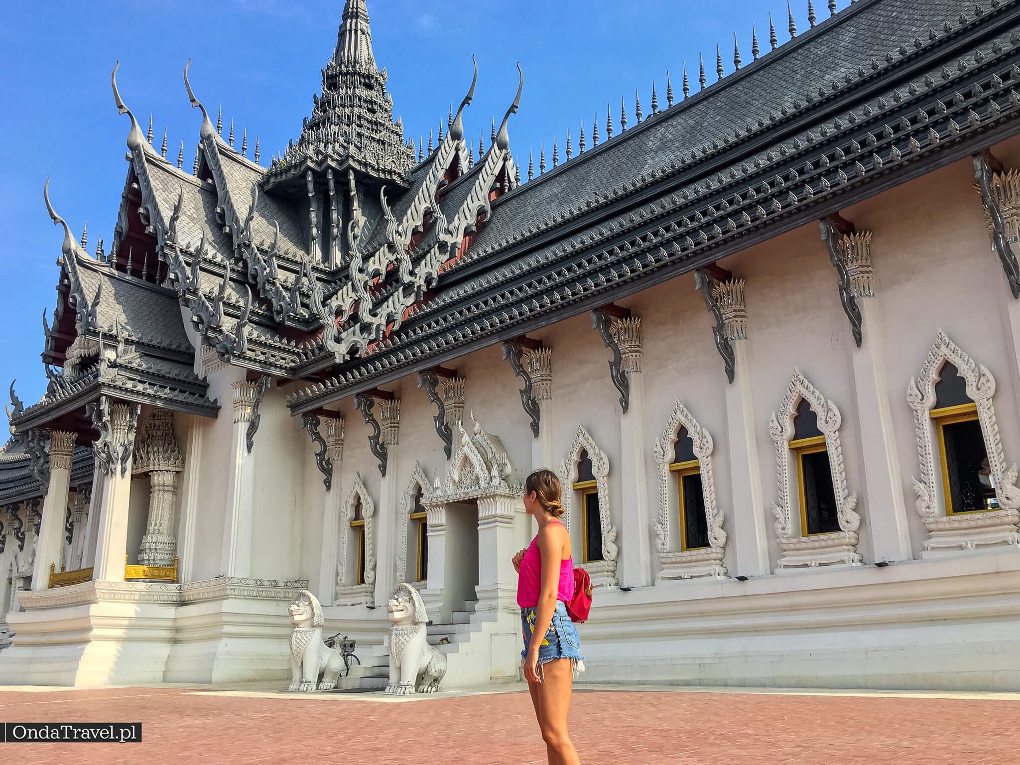 Biała architektura pałacowa w Ancient City Bangkok, zdobione dachy i detale muzeum Mueang Boran
