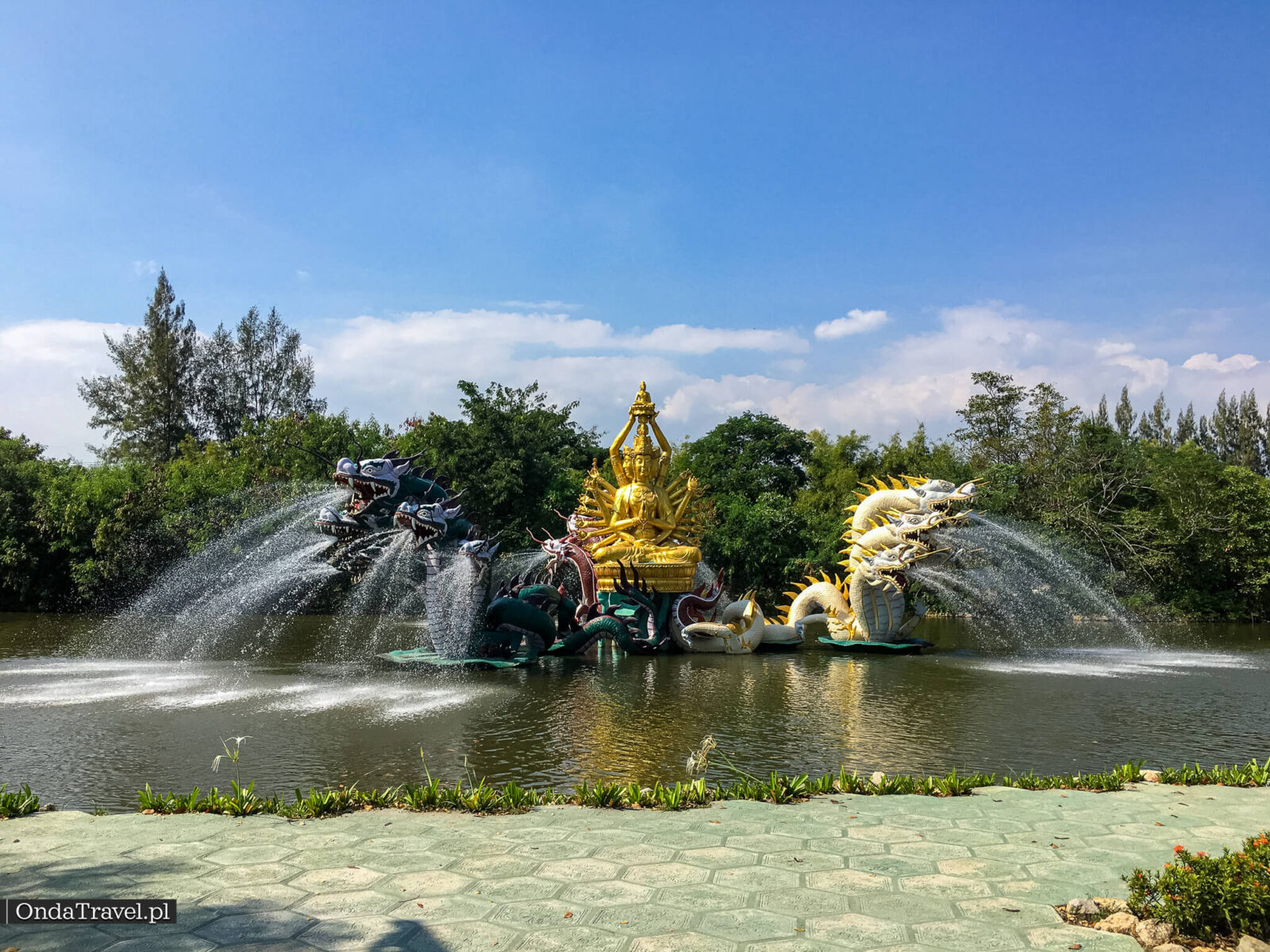 Drewniany dom tajski w Ancient City Bangkok, regionalna architektura w muzeum Mueang Boran