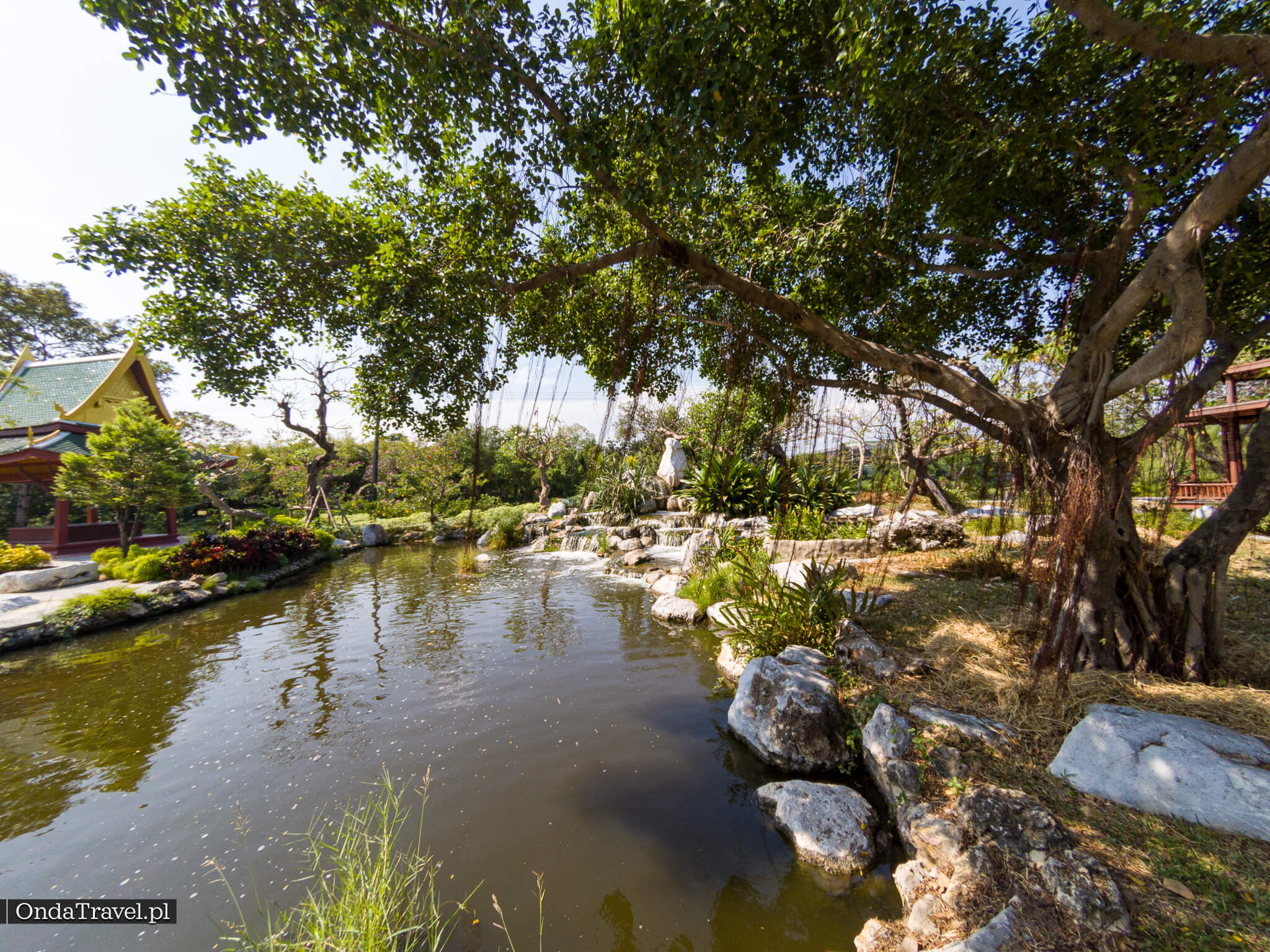 Kanały i drewniane pawilony w Ancient City Bangkok, spokojny zakątek muzeum Mueang Boran