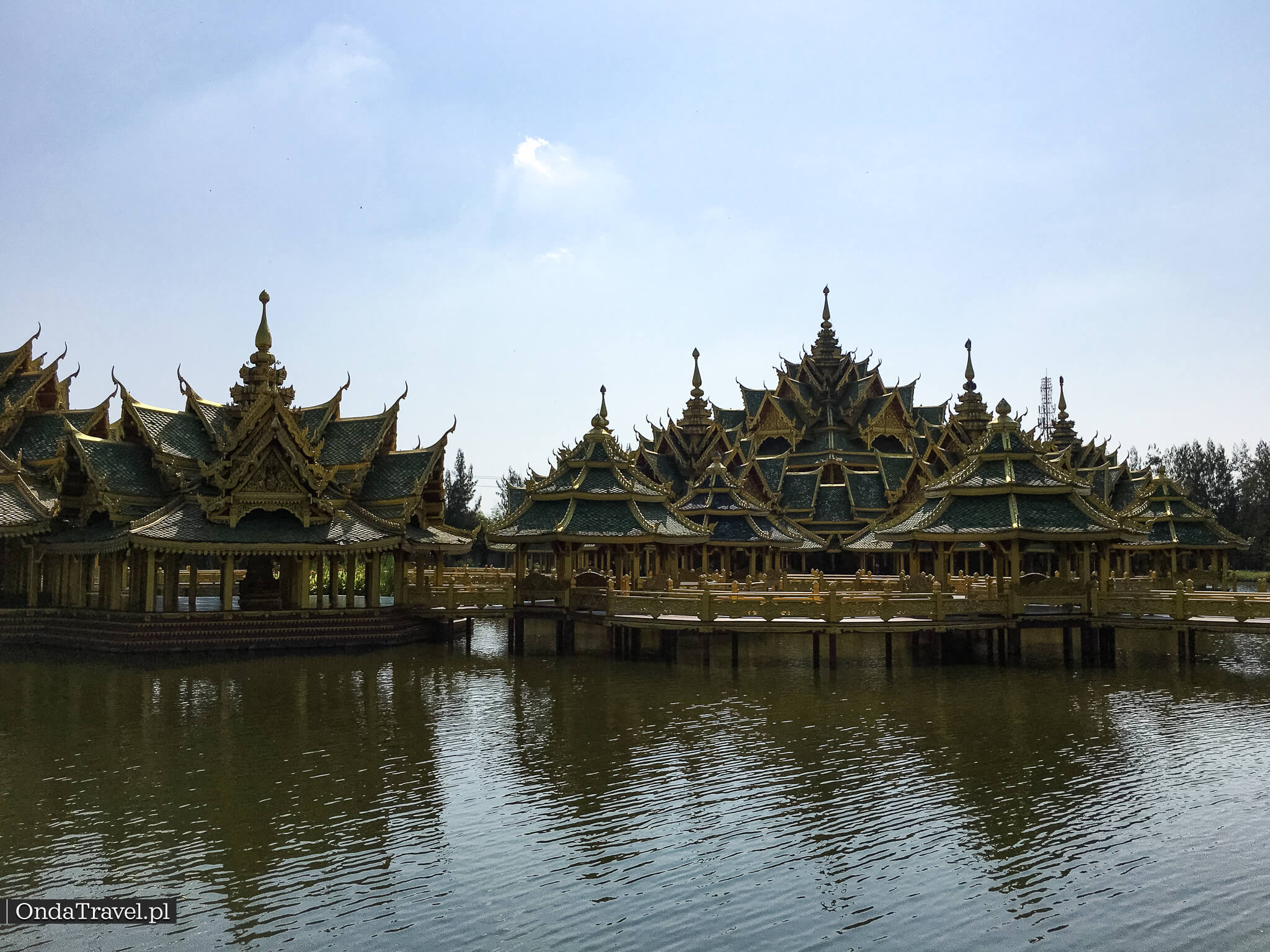 Spokojne kanały w Ancient City Bangkok, drewniane domy i zieleń w Mueang Boran