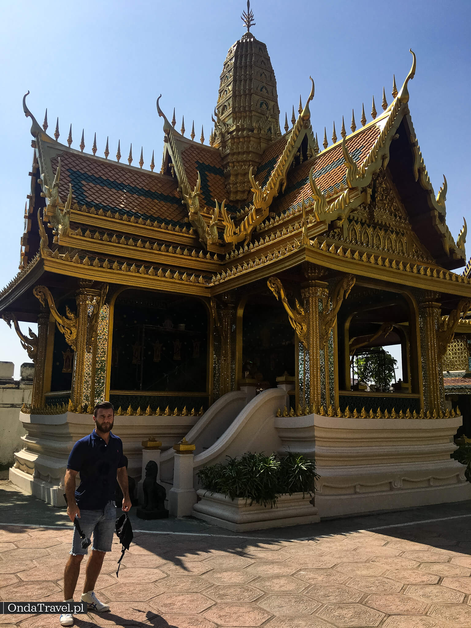 Detale złotego pawilonu w Ancient City Bangkok, zdobiona architektura tajska w muzeum Mueang Boran
