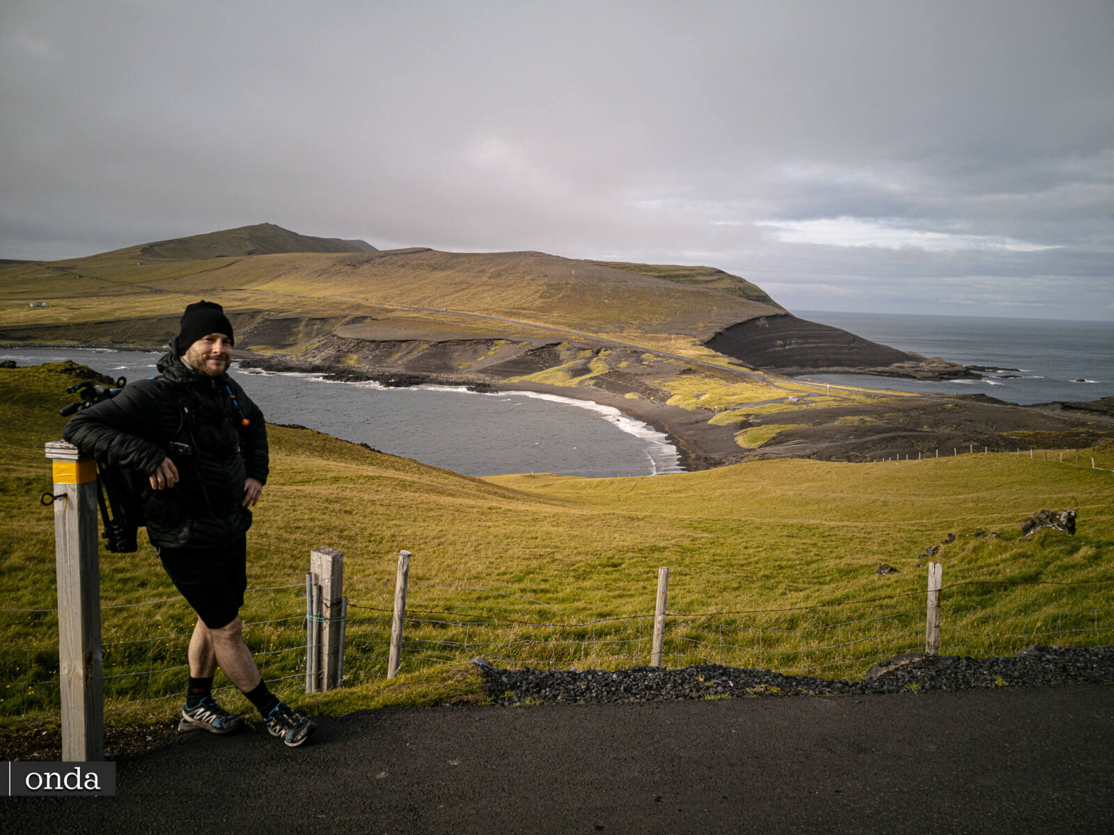 前往冰岛 Vestmannaeyjar 岛上海雀栖息地 _​​_ONDA_TERM_16__ 的道路指南