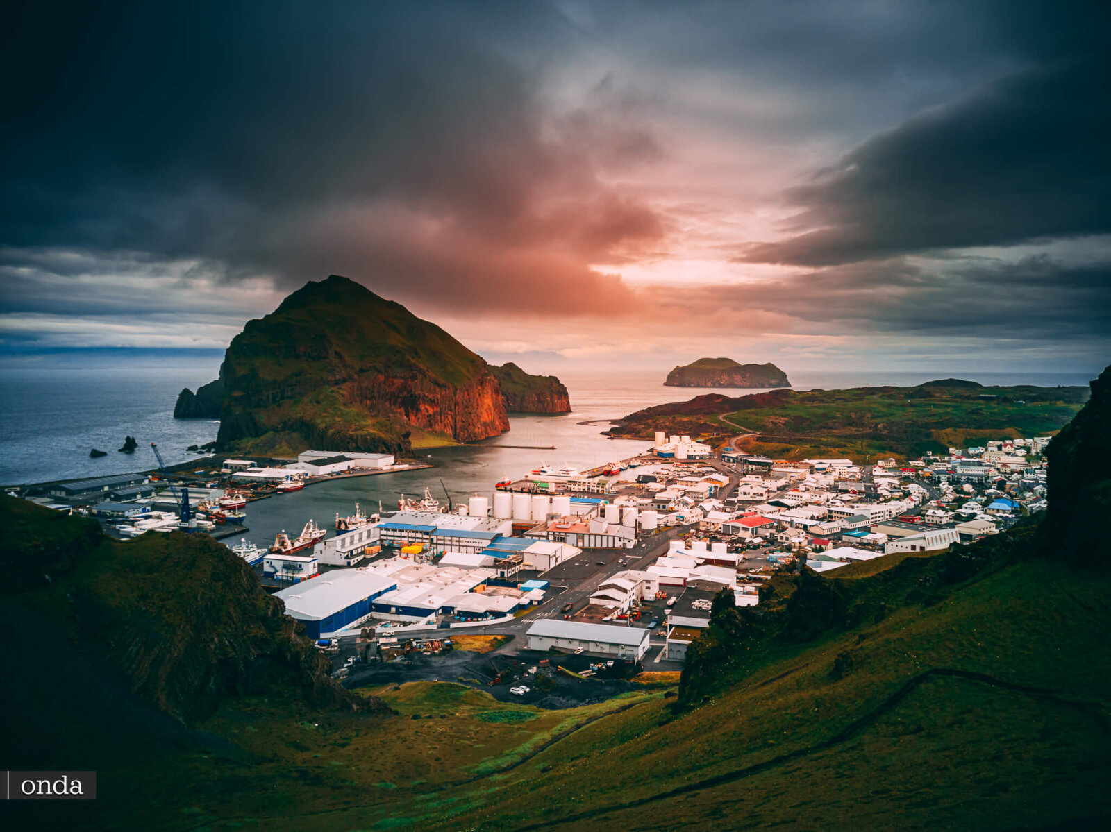 从 Stórhöfðaviti 欣赏 Vestmannaeyjar 群岛中 Heimaey 岛的港口和海岸