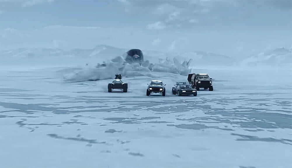 Samochody podczas pościgu na zamarzniętym jeziorze Mývatn w filmie The Fate of the Furious