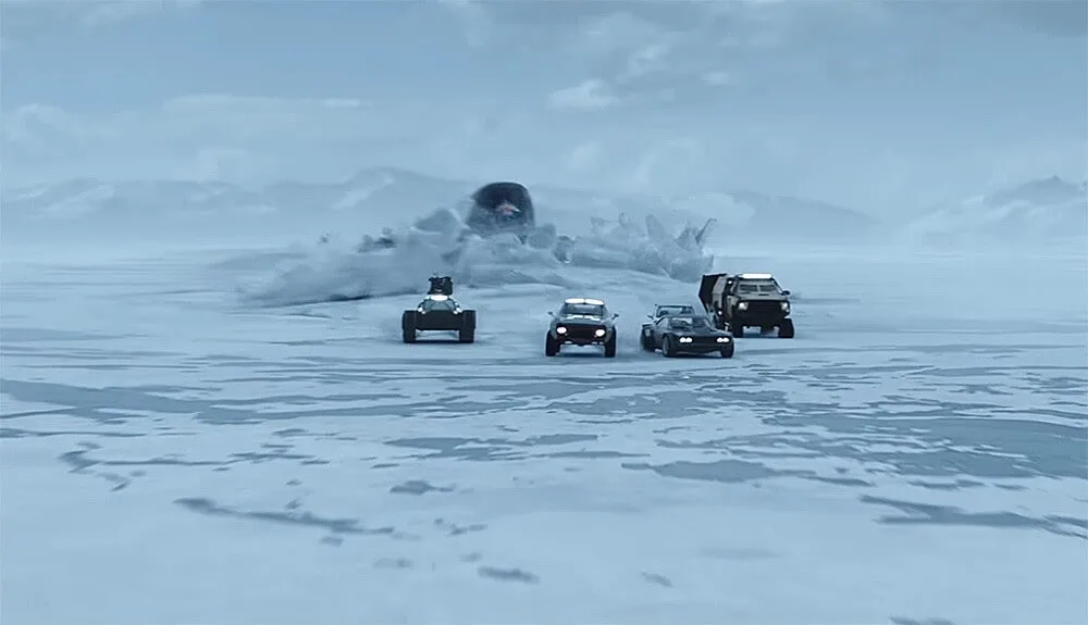 Coches durante la persecución sobre el lago Mývatn helado en Fast & Furious 8