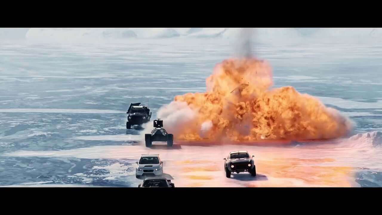 Eksplozja podczas samochodowego pościgu na zamarzniętym jeziorze Mývatn w filmie The Fate of the Furious