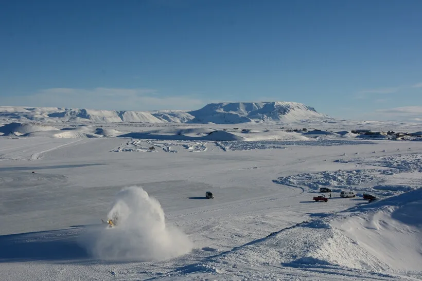 Rodaje de una persecución sobre el lago Mývatn helado con vehículos y efecto de explosión