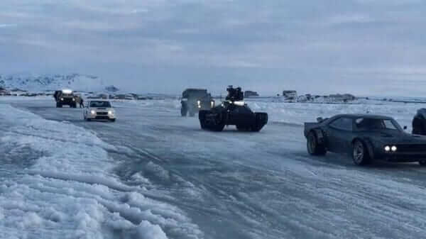 Pojazdy filmowe i ekipa podczas realizacji pościgu na zamarzniętym jeziorze Mývatn