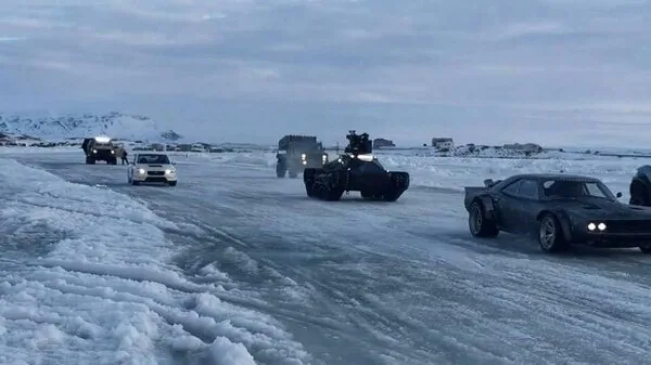 Vehículos de cine y equipo durante el rodaje de la persecución sobre el lago Mývatn helado