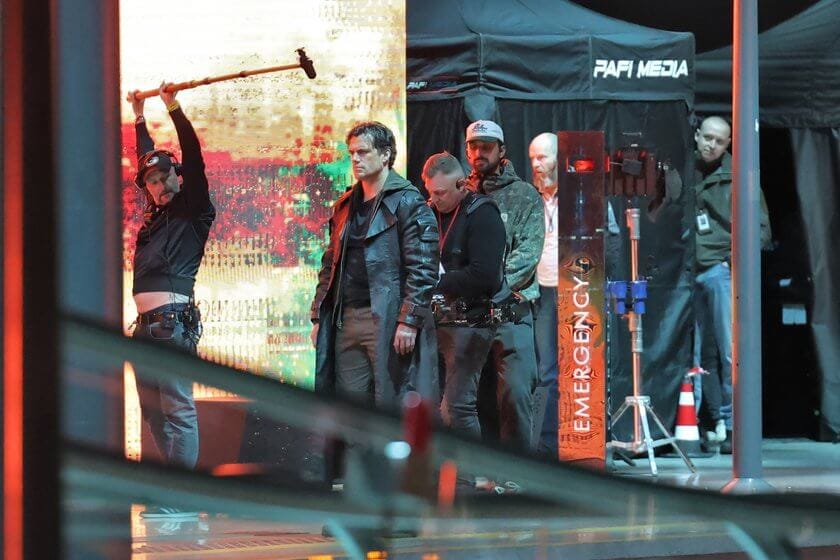 Henry Cavill na planie filmu Nieśmiertelny na dworcu Łódź Fabryczna
