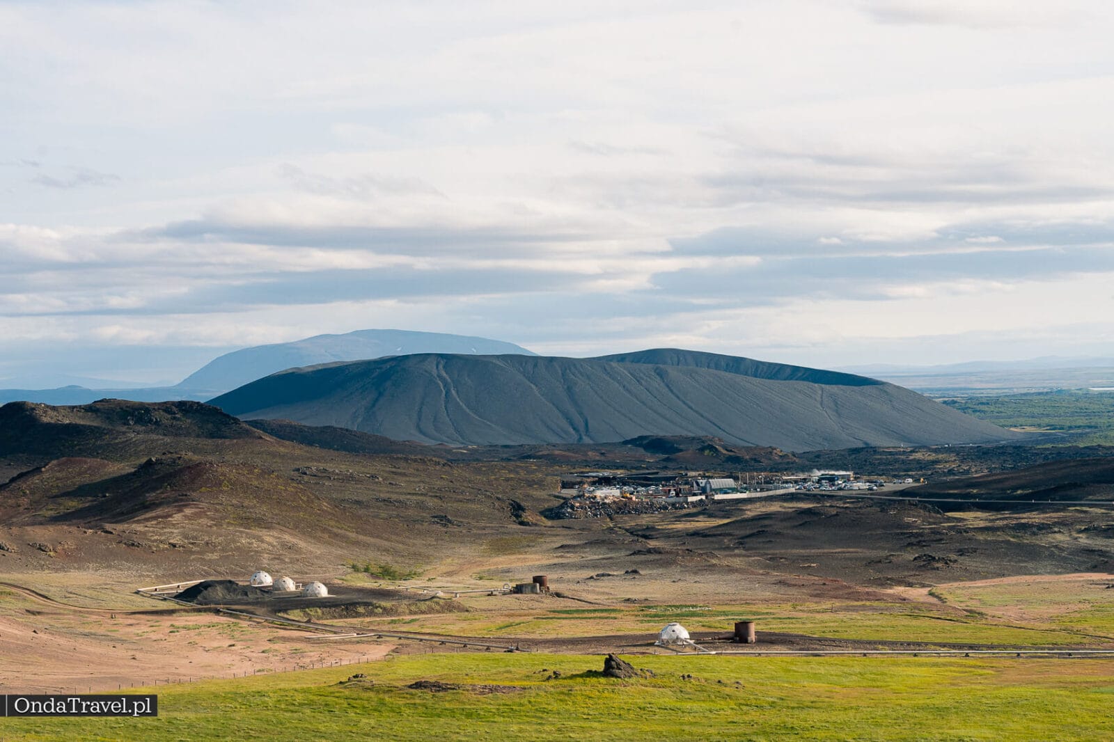 Anillo oscuro del cráter Hverfjall en el paisaje de la región de Mývatn