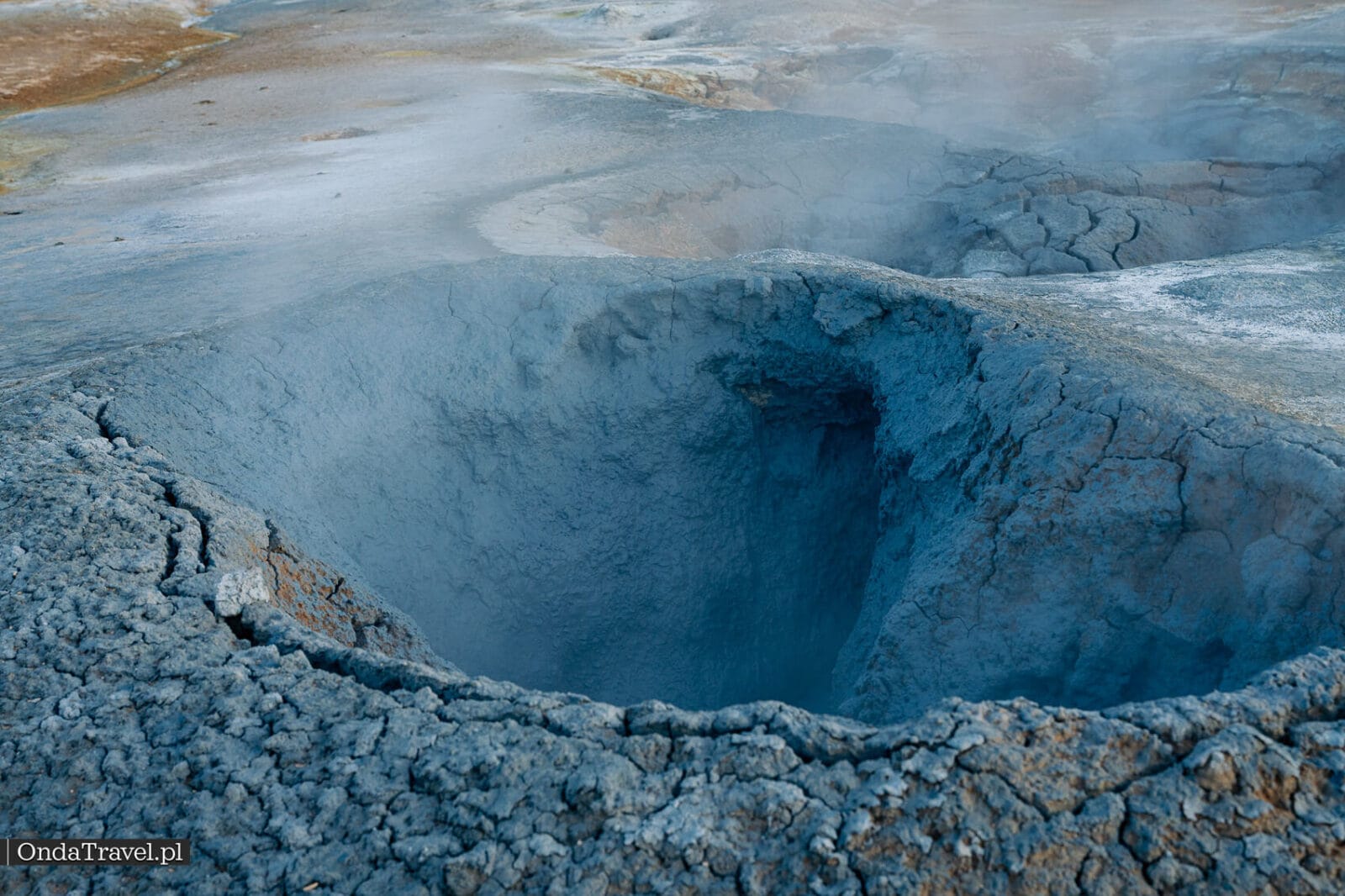 Primer plano de una poza de barro humeante y agrietada en Hverir