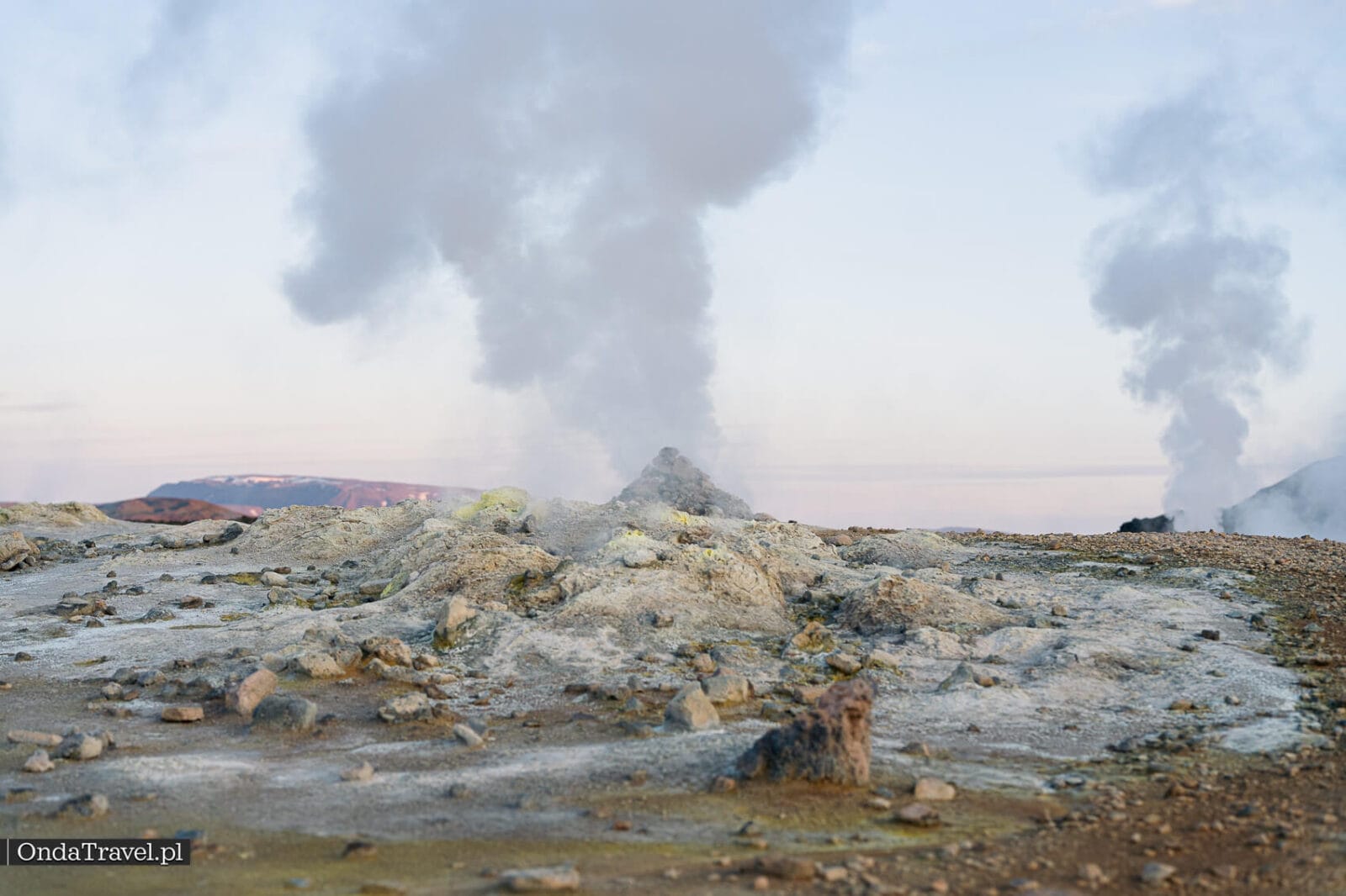 Dos altas columnas de vapor sobre las fumarolas del campo de Hverir