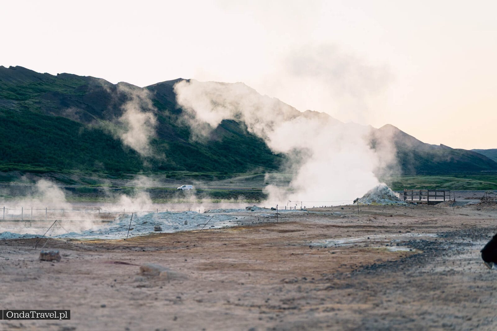 Fumarolas de Hverir junto a la carretera 1 y las laderas verdes de Námafjall