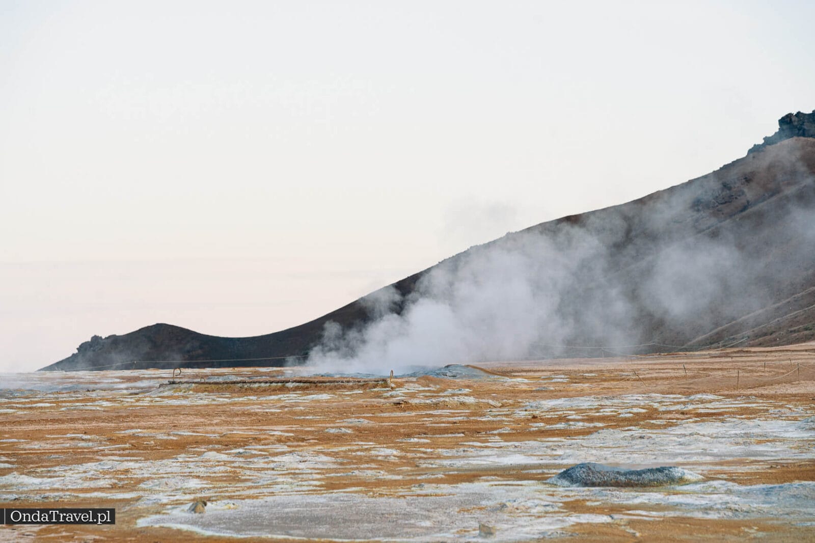 Fumarolas y grietas humeantes al pie de Námafjall