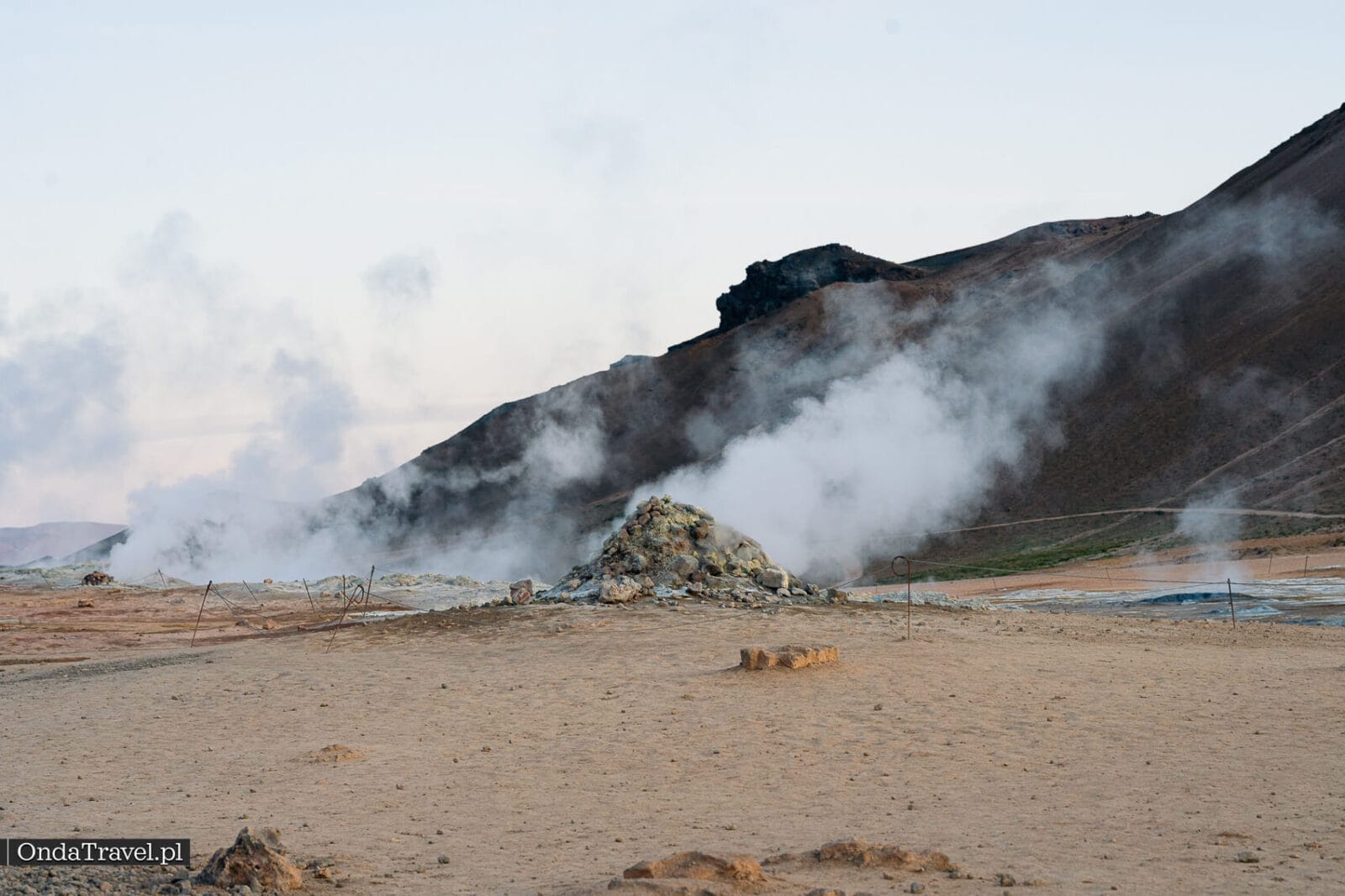 Fumarola de piedra expulsando vapor al pie de Námafjall