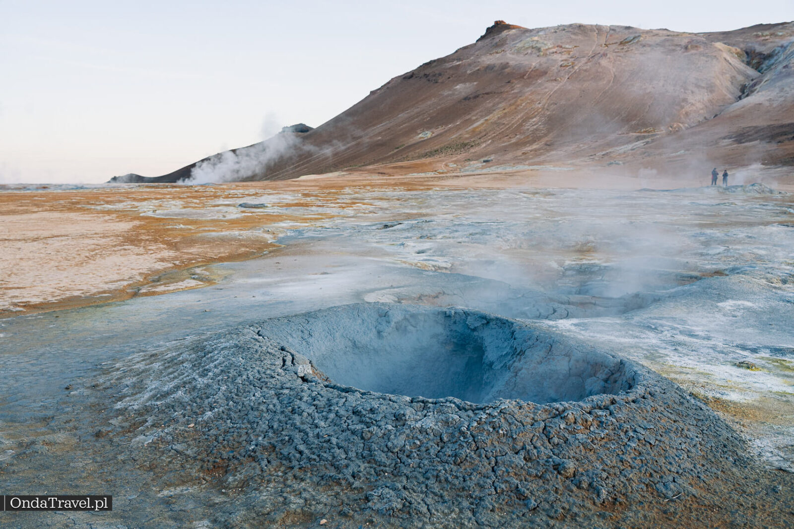 Poza de barro humeante al pie de Námafjall en Hverir