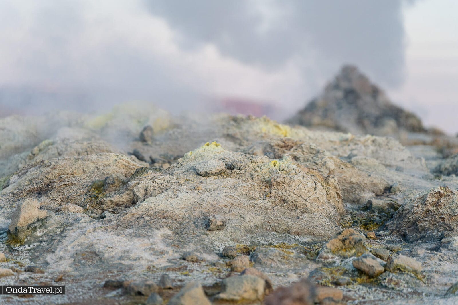 Depósitos amarillos de azufre sobre rocas junto a una fumarola en Hverir