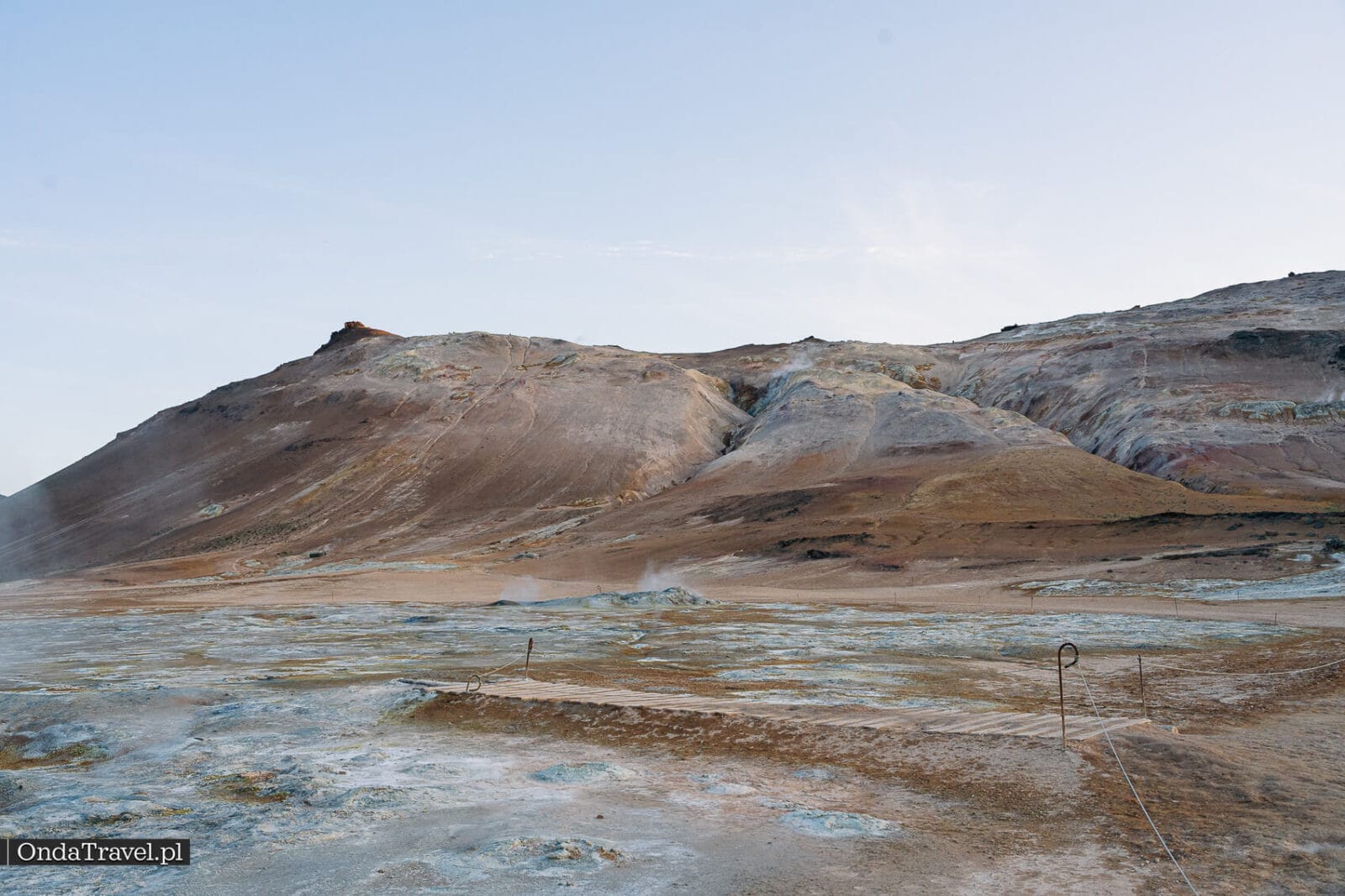 Panorama del campo geotérmico de Hverir y la ladera de colores de Námafjall